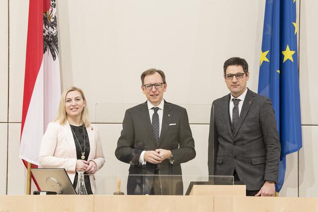Der derzeitige Bundesratspräsident Christian Buchmann (Mi.) mit den beiden Vizepräsidenten Doris Hahn und Peter Raggl (re.)