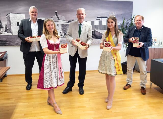 Bürgermeister Klaus Schneeberger (M.) mit "Erdbeerkönigin" Nathalie Ramhofer (r.) und "Erdbeerprinzessin" Antonia Cubert sowie Gemeinderat Wolfgang Sieger (l.) und Bürgermeister Matthias Weghofer.