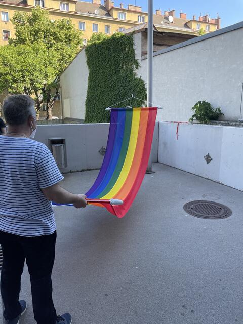 Polytechnische Schule Stromstraße: Das Hissen der Regenbogenfahne war ein besonderes Ereignis für die Schüler als auch Lehrer. | Foto: Bastian De Monte
