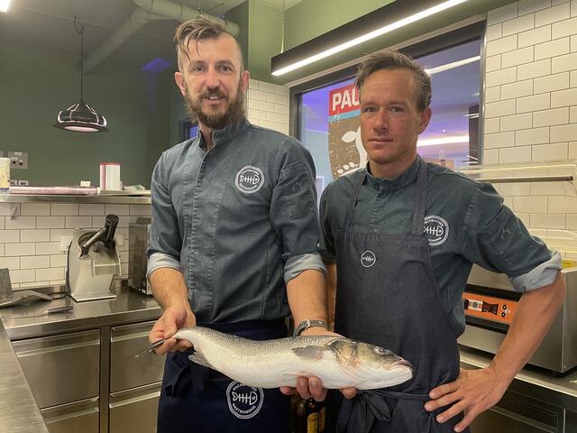 Fisch-Profi Mario aus Kroatien (links) führt vor, wie man zum perfekten Fischfilet kommt.  | Foto: Alexander Holzmann