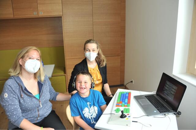 Leon Stocker freut sich über die neuen Hilfsmittel in der Schule.