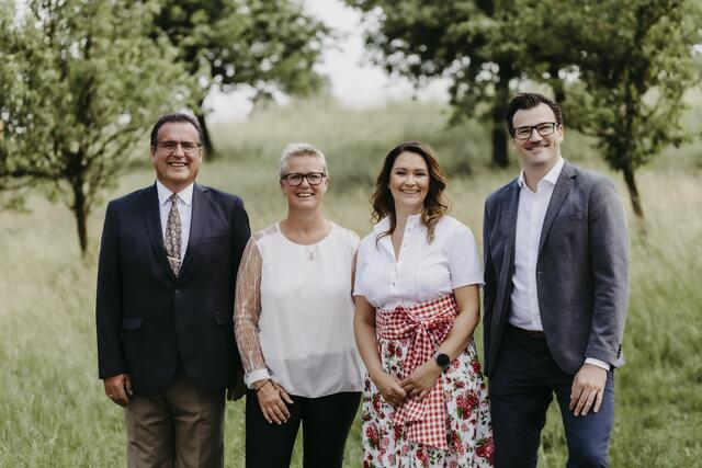 Dietmar Roher (UBM), Elisabeth Tausche (Parteiobfau UBM), Elisabeth Preslmair (Bürgermeisterkandidatin ÖVP), Leonhard Sallinger (Gemeindeparteiobmann ÖVP).