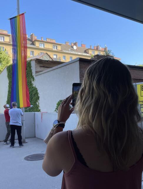 Polytechnische Schule Stromstraße: Das Hissen der Regenbogenfahne war ein besonderes Ereignis für die Schüler als auch Lehrer. | Foto: Bastian De Monte