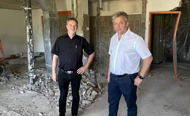 Lokalaugenschein bei Bauabschnitt 1: Bürgermeister Anton Prödl (r.) und Architekt Manfred Riedler.