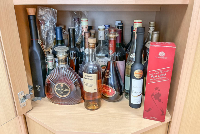 Selbst die Spirituosen aus Pucher's Büro können auf aurena.at ersteigert werden. | Foto: aurena.at