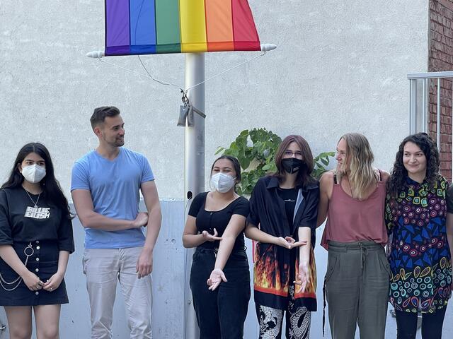 Freuen sich über das sichtbare Zeichen für mehr Toleranz und Gleichberechtigung: Die Initiatoren Bastian De Monte (2.v.l.) und Katrin Rautner (2.v.r.) mit Schülerinnen des Poly20.