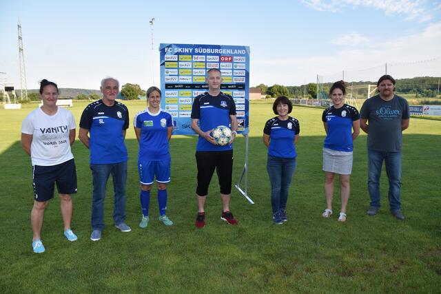 Neuer Trainer vom FC SKINY Südburgenland präsentiert: Kerstin und Alfred Weber, Susanna Koch-Lefevre, Milivoj Vujanovi´c, Obfrau Christine Koch, ObfrStv Stephanie Jandl und Christian Marth
