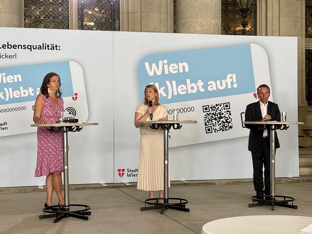 Verkehrsstadträtin Ulli Sima (SPÖ), Neos-Klubobfrau Bettina Emmerling und Liesings Bezirksvorsteher Gerald Bischof bei der PK im Wiener Rathaus.