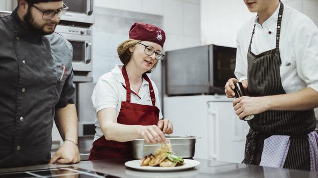 Die Gastronomin und dreifache Mutter, Ingrid Schöner, schwingt in der Küche gerne den Kochlöffel.  | Foto: Niederösterreich Werbung/ David Schreiber