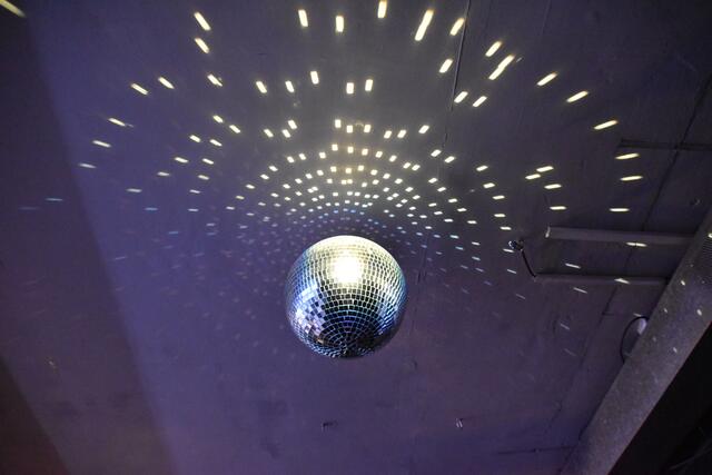 Die Discokugeln in der Innsbrucker Clubszene drehen sich wieder ab 1. Juli.