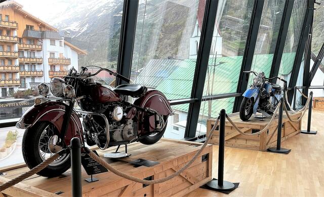 „Indian Motorcycle Special im Gurgl Carat“: Im Bild eine Indian Chief 1948 und eine Indian Sport Scout 1939.
