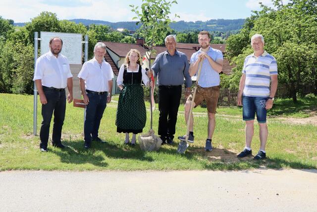 Drei Generationen der Familie Haspl, vulgo „Kuchlbauer“, im Kreis der Gratulanten rund um LAbg. Hubert Lang.