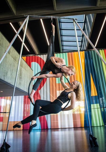 Tanz- und Fitnessshow von Aerial Infinity in der Kepler Hall