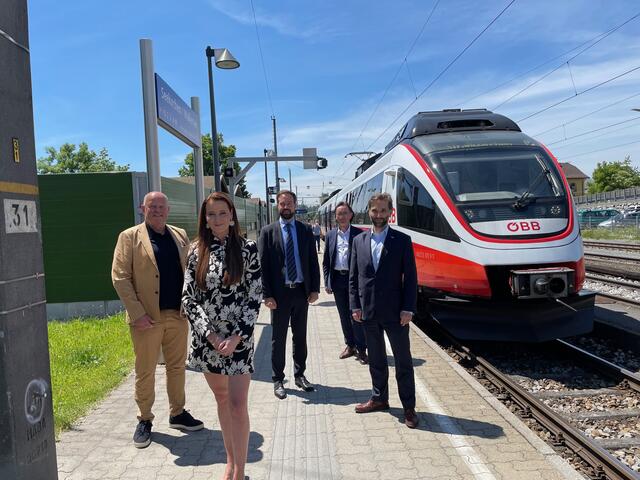 Neue Taktung für Seekirchen im Bild: Bürgermeister Konrad Pieringer, Geschäftsführerin Salzburger Verkehrsverbund Allegra Frommer, Landesrat Stefan Schnöll, Regionalmanager der ÖBB Josef Spiesberger, ÖBB Leiter Nah- und Regionalverkehr Roman Miklautz.