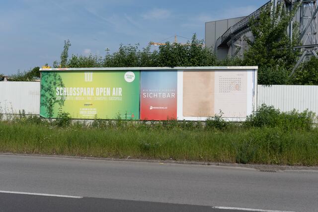Magdalena Berger hat die Tage seit dem ersten Lockdown gezählt (Plakat rechts).