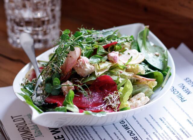 Das Salzburger Biorestaurant Humboldt setzt auf Transparenz biologischer Lebensmittel. Die Speisekarte zeigt klar, wo die Lebensmittel herkommen.