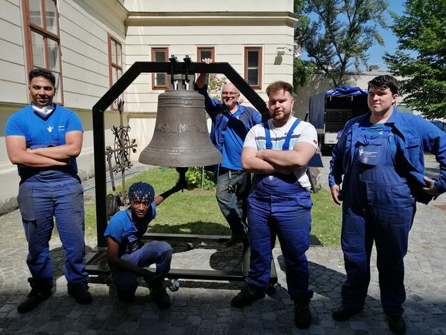 Michael Patrick Kelly's Peace Bell ist im Innenhof des Brigittenauer Bezirksmuseums angekommen. Das Stahlgestell fertigte das Team von Jugend am Werk.