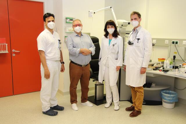 Mit Patient Wolfgang Wiesinger freuen sich über die gelungene Netzhaut-Operation Oberarzt David Karl, Oberärztin Petra Liskova und Primar Sebastian Waldstein.