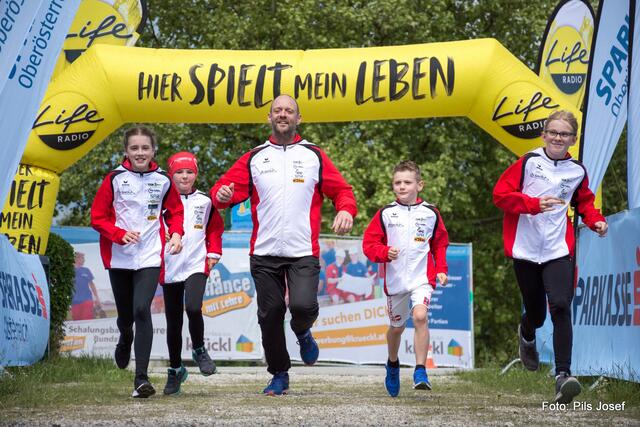 Karl Schaffner und seine Läufer machten kürzlich bei der Aktion "Laufmonat Mai – Wir laufen für Nepal" der Bad Kreuzner Schulen mit.