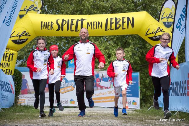 Karl Schaffner und seine Läufer machten kürzlich bei der Aktion "Laufmonat Mai – Wir laufen für Nepal" der Bad Kreuzner Schulen mit.  | Foto: Josef Pils