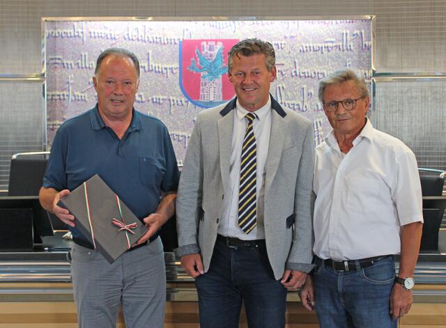 Bürgermeister Christian Scheider mit den Altbürgermeisterin Franz Felsberger (links) und Valentin Happe (rechts).