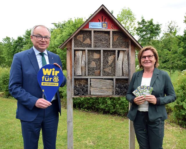 Bürgermeisterin Helga Rosenmayer setzt sich gemeinsam mit LH-Stellvertreter Dr. Stephan Pernkopf für den Erhalt der Artenvielfalt ein.