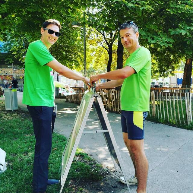 Michi Reichelt (Grüne,r.) Stellvertretender Bezirkschef in Mariahilf ist bei den Yogaeinheiten im Esterhazypark immer live mit dabei. | Foto: lreis