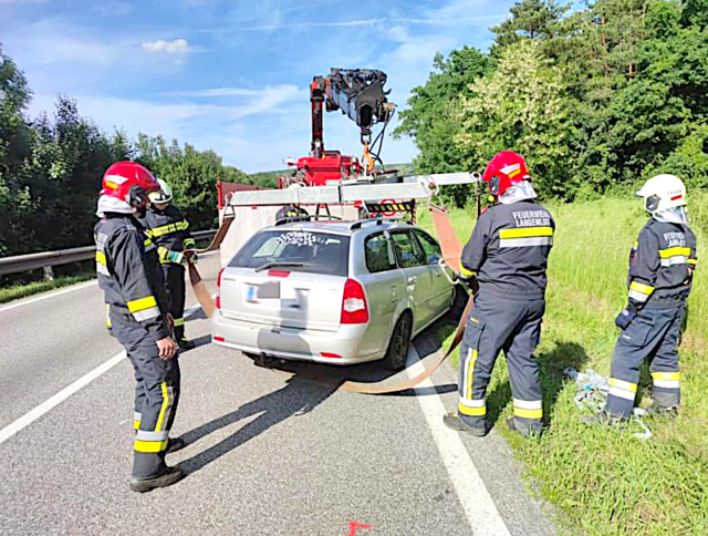 Mit Hilfe des Kran wurde der Pkw auf geladen. | Foto: FF Langenlois