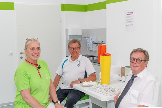 Impfen jetzt zu dritt: Angelika Pallisch holt sich Verstärkung von Peter Werle und Helmut Köck.
