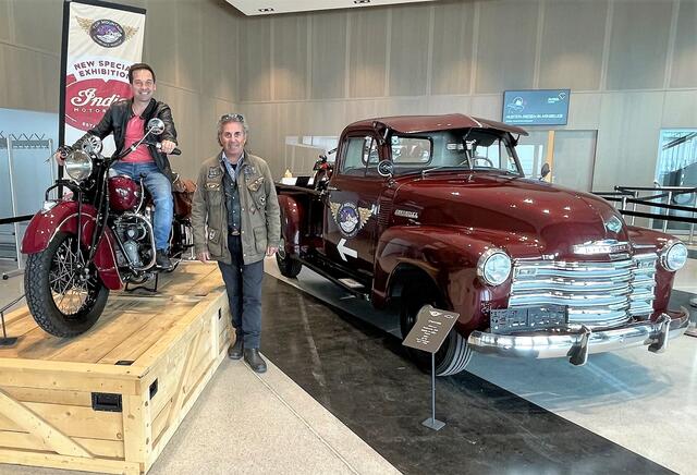 Indian Motorcycle Special“ im Gurgl Carat: Felix Kupfer, Geschäftsführer des Gurgl Carat (l.), und Attila Scheiber, Eigentümer und Gründer des „Top Mountain Crosspoint - Motorcycle Museum“, mit einer Indian Four 1940 und einem Chevrolet Pickup Thriftmaster 1951.