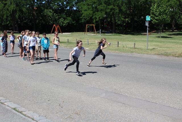 Auf trockener und nasser Fahrbahn gibt es unterschiedliche Anhaltewege.