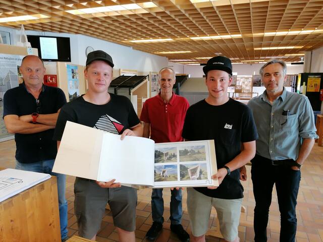 Projektpräsentation: Werner Mungenast (Abteilungsvorstand HTL), Florian Stadlwieser, Josef Gitterle (Herdenschutz Tirol), Andreas Kofler und Andreas Pfenniger (Betreuungslehrer) (v.li.) | Foto: privat