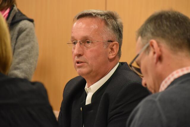 Bgm. Andreas Ehrenstrasser sieht bei den öffentlichen Wasserflächen im Bezirk einen Notstand. "Wir haben im ganzen Tiroler Unterland – Bezirk Kufstein, Kitzbühel und Schwaz – 270.000 Einwohner und de facto keine Wasserflächen mehr", erklärt Ehrenstrasser.