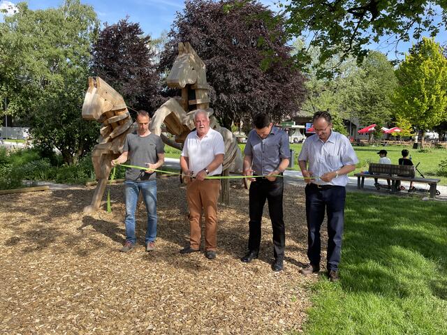 Mit dem Durchschneiden eines Bandes wurde der neue Platz offiziell seiner Bestimmung übergeben. | Foto: Reichel