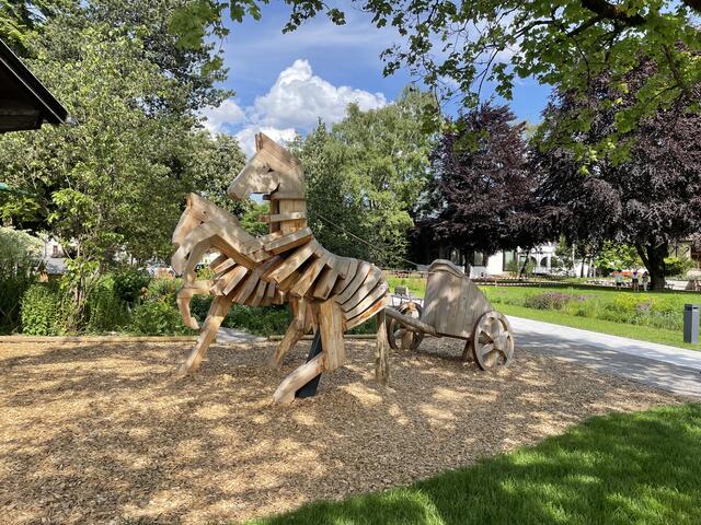 Die beiden hölzernen Pferde mit angehängtem Streitwagen sind ein beliebtes Fotomotiv. | Foto: Reichel