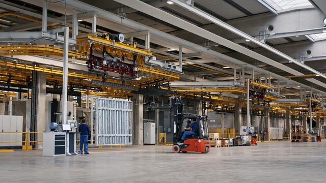 Doka nimmt die neue Pulverbeschichtungsanlage in St. Martin/Y. in Betrieb.