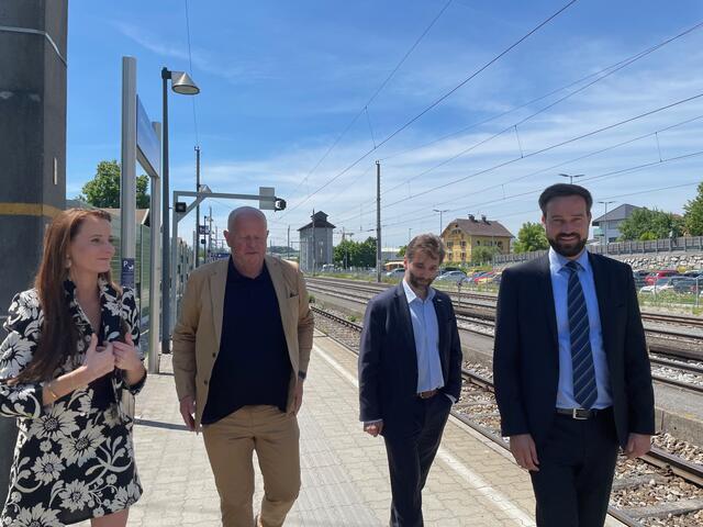 Alle sind zufrieden: Der neue Halt des Regionalexpresses in Seekirchen konnte in den engen Fahrplan integriert werden.