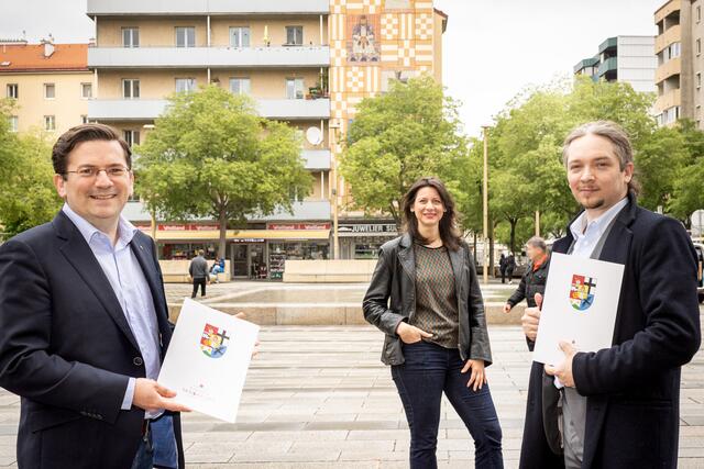 Kunstprojekt für neues Wappen: Bezirksvorsteher Wilfried Zankl mit seiner Vize Barabara Marx (beide SPÖ) mit Manuel Gras vom Red Carpet Art Award.