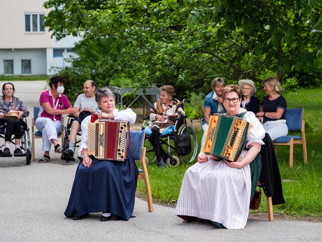 Monika und Helene sorgten mit ihren Harmonikas für Abwechslung und gute Stimmung bei den Pflegeheimbewohnern.