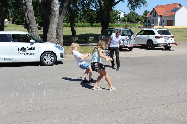 Reaktion-, Brems- und Anhalteweg wurden mit dem  Testauto veranschaulicht.