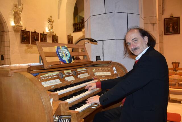 König-Hollerwöger ließ in der Stiftskirche die drei miteinander quer durch den Kirchenraum verbundenen Orgeln ertönen.
