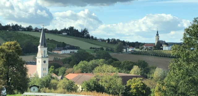 Dieser Ausblick auf die evangelische und die katholische Kirche findet sich in der Gemeinde Scharten. | Foto: Dekanat Eferding