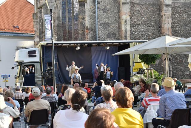 Das Lastkrafttheater brachte mit Nestroys "Höllenangst" gute Unterhaltung auf den Nepomukplatz in Wiener Neustadt