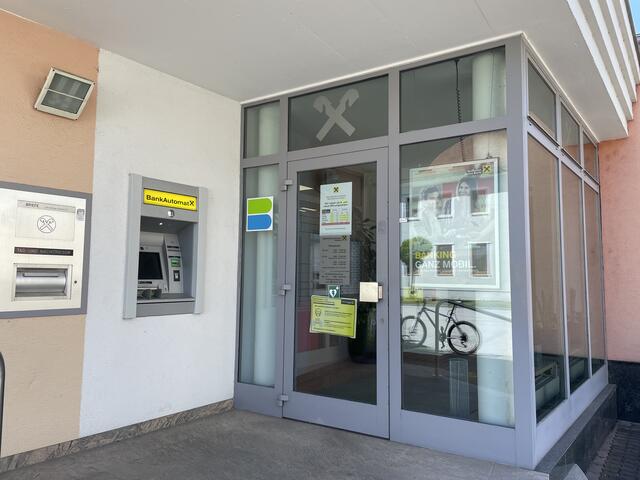 Das Selbstbedienungsfoyer und der Bankomat an der Außenmauer sind für Raiffeisenkunden 24 Stunden am Tag zugänglich. | Foto: Elisabeth Kloiber