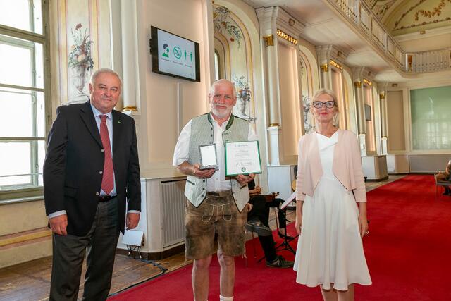 Paul Josef Wiener erhielt das Goldene Ehrenzeichen des Landes Steiermark aus den Händen von LH Hermann Schützenhöfer und der zweiten Landtagspräsidentin Gabriele Kolar. | Foto: Land Steiermark/Foto Frankl