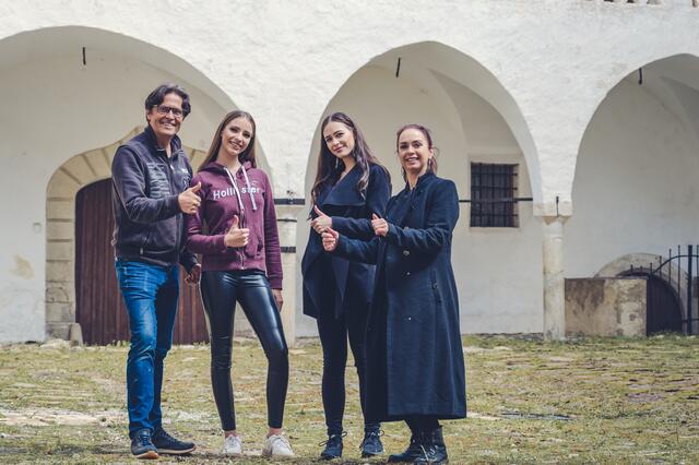 Das Kärntner Power-Quartett: Fotograf Roland Dutzler, die beiden Models Berit Spitaler und Tamara Sadnikar und Makeup-Artistin Rita Kaltschütz auf Schloss Frauenstein | Foto: Roland Dutzler/1 st Place Models