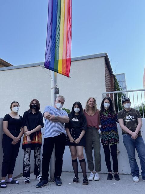 Solidarität mit der LGBTIQ*-Community: Gemeinsam hissen Schüler und Lehrer die Regenbogenfahne am Poly20. | Foto: Bastian De Monte