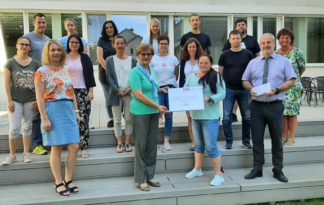 Anna Hagen, Pflegestationsleitung der Palliativstation am Pyhrn-Eisenwurzen Klinikum Steyr, nahm die Spende von den Studenten entgegen.
