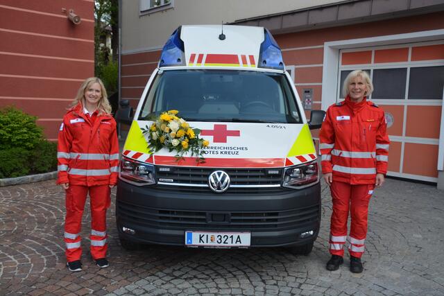 Katrin Hieslmayr und Maria Köberl (v.li.) mit dem neu gesegneten Einsatzfahrzeug der Ortsstelle Grünburg