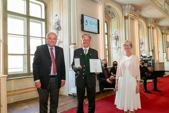 Mit dem Goldenen Ehrenzeichen des Landes Steiermark wurde Heinrich Steppeler von LH Hermann Schützenhöfer und der zweiten Landtagspräsidentin Gabriele Kolar geehrt.